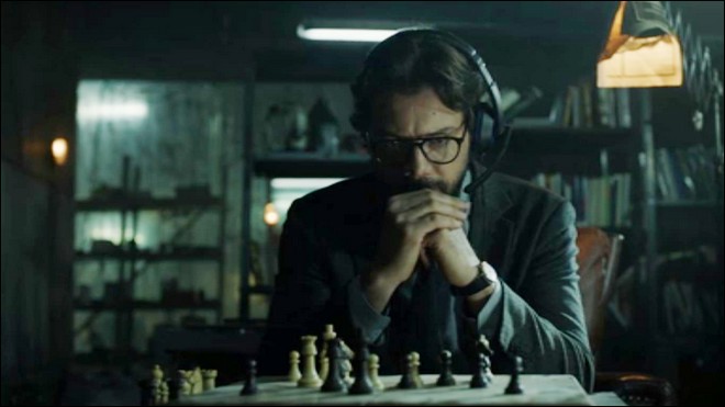 Le Professeur face à son jeu d'échecs